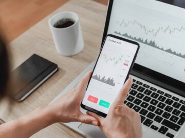 Forex trader using crypto exchange mobile phone app for investment and stock market analysis at hedge fund office - Focus on screen Neukundenregistrierung